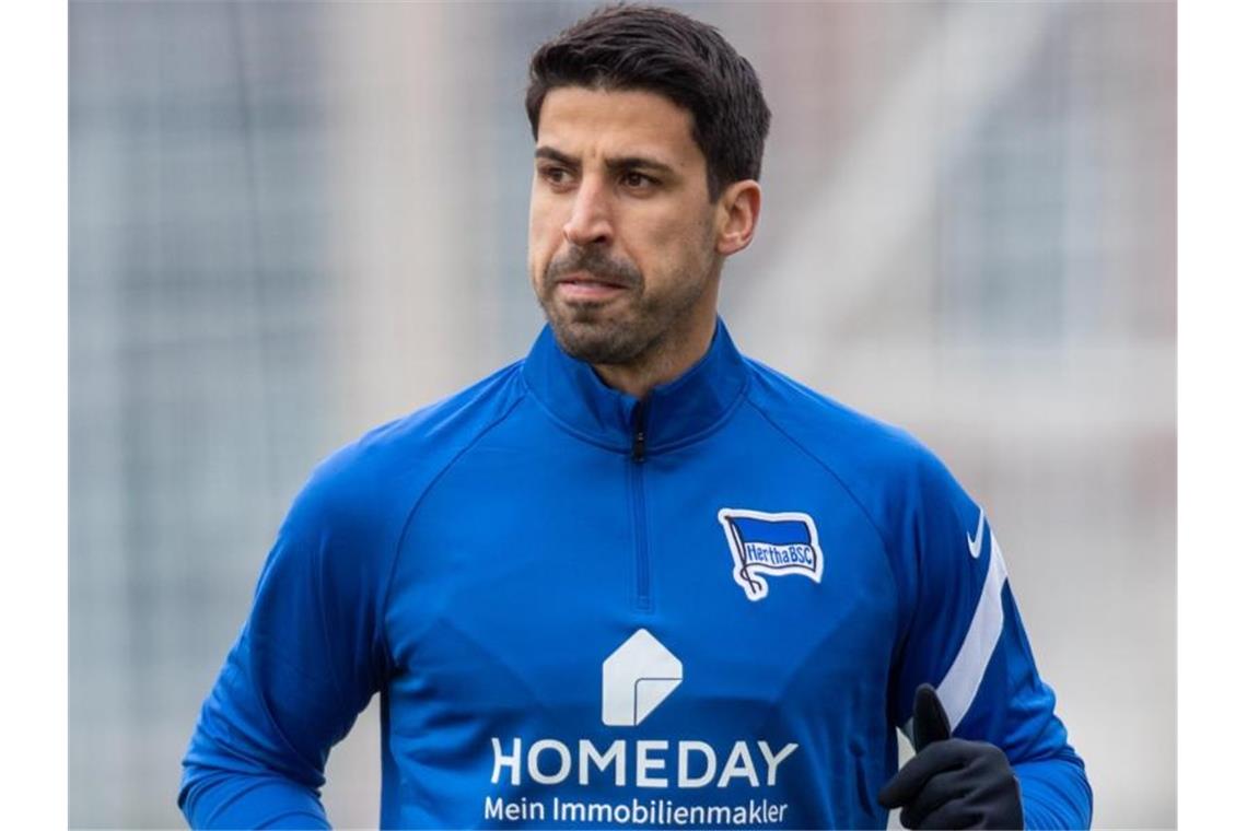 Khedira trifft auf FC Bayern im Reisestress Zum Start gleich gegen die Bayern: Hertha-Neuzugang Sami Khedira. Foto: Andreas Gora/dpa