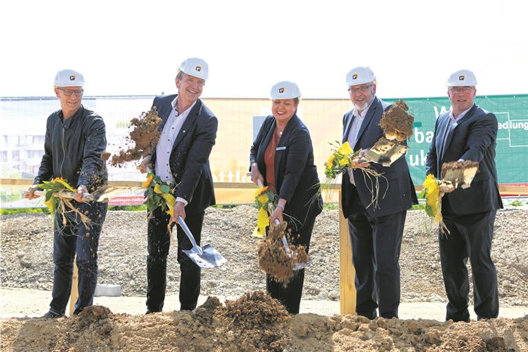 Zum symbolischen Spatenstich waren Architekt Alexander Lange, Bauunternehmer Thomas Besemer, Silvia Budde und Norbert Tobisch vom Siedlungswerk und Baubürgermeister Dieter Schienmann angetreten (von links nach rechts). Foto: Palmizi