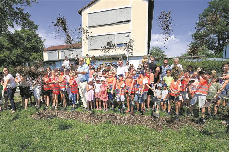 Zum symbolischen Spatenstich waren auch die Weissacher Kindergemeinderäte mit kleinen Spaten dabei. Kernzeitkinder, Schüler und Kinder aus dem Kindergarten Wiesengrün verfolgten das Geschehen. Die Bauarbeiten beginnen bereits nächste Woche. Als Erstes werden die Spielgeräte versetzt, dann geht es mit den Erdarbeiten für den Neubau los. Foto: A. Becher