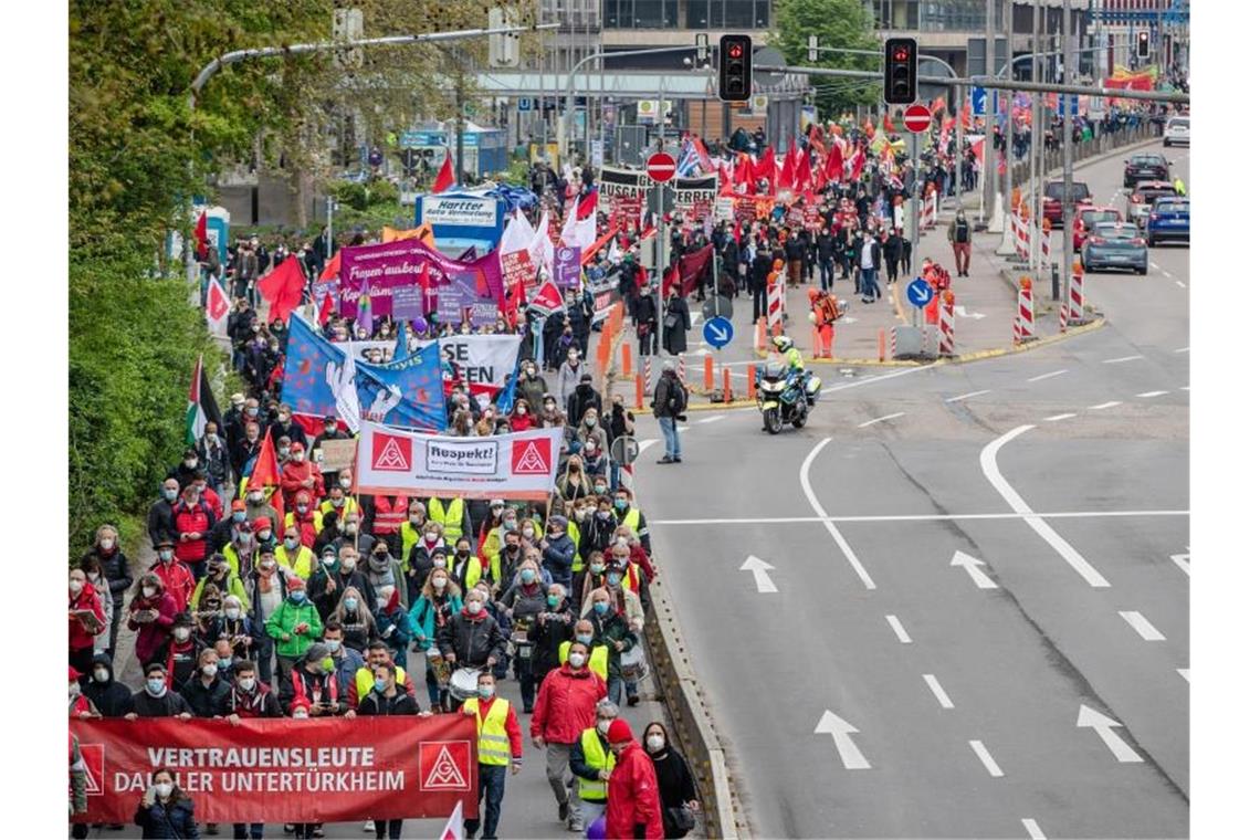 Gewerkschaften demonstrieren zum Tag der Arbeit im Südwesten Zum Tag der Arbeit ziehen zahlreiche Menschen bei einer Demonstration des Deutschen Gewerkschaftsbunds (DGB) durch die Innenstadt. Foto: Christoph Schmidt/dpa
