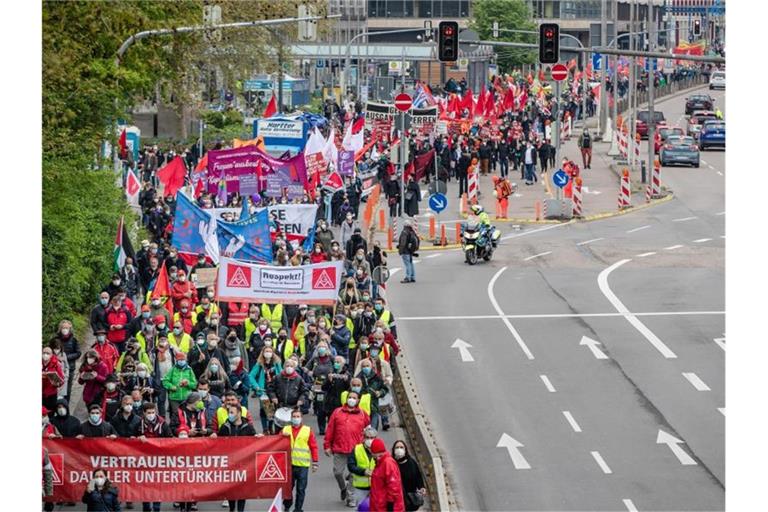 Zum Tag der Arbeit ziehen zahlreiche Menschen bei einer Demonstration des Deutschen Gewerkschaftsbunds (DGB) durch die Innenstadt. Foto: Christoph Schmidt/dpa