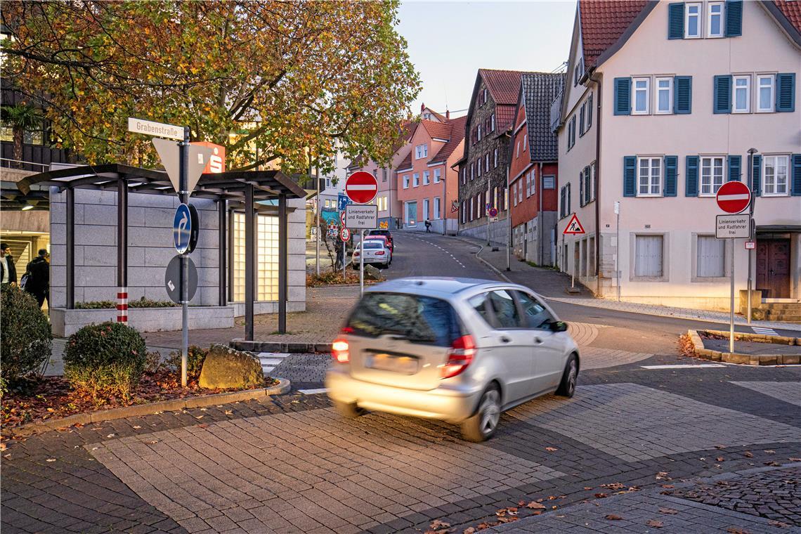 Zum Teil ignorieren 30 Prozent der Verkehrsteilnehmer das Verbot, von der Grabenstraße nach links in die Eduard-Breuninger-Straße abzubiegen. Foto: Alexander Becher