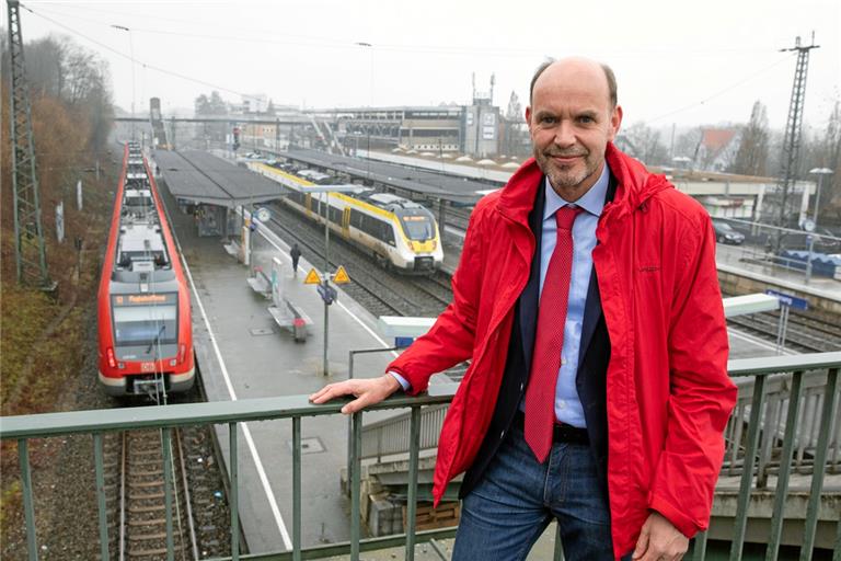 Zum Treffen mit der Zeitung trägt Gernot Gruber die Farbe seiner Partei. Der SPD-Politiker engagiert sich schon lange für einen zuverlässigen Ablauf bei den Zügen auf der Murrschiene. Foto: A. Becher