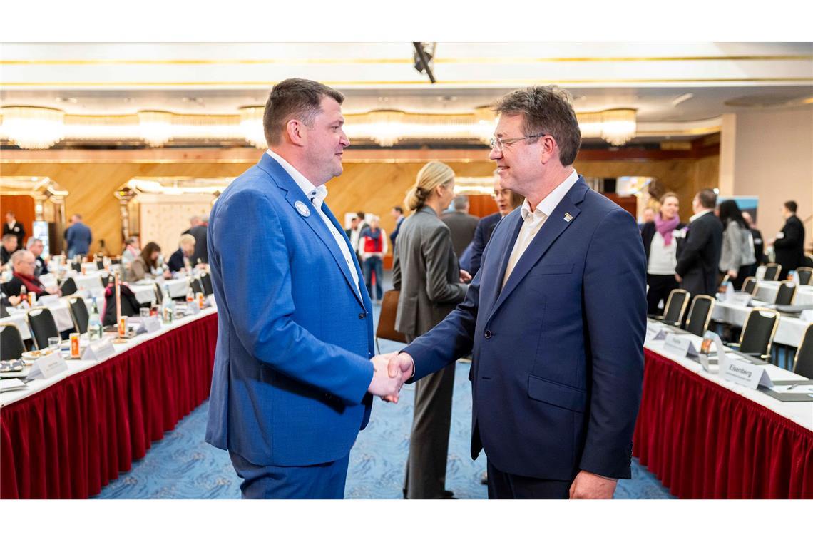 Zum Verhandlungsauftakt Anfang Februar in Hannover begrüßten sich die Verhandlungsführer Oliver Heinrich (IG BCE, links) und Matthias Bürk (BAVC) per Handschlag. (Archivbild)