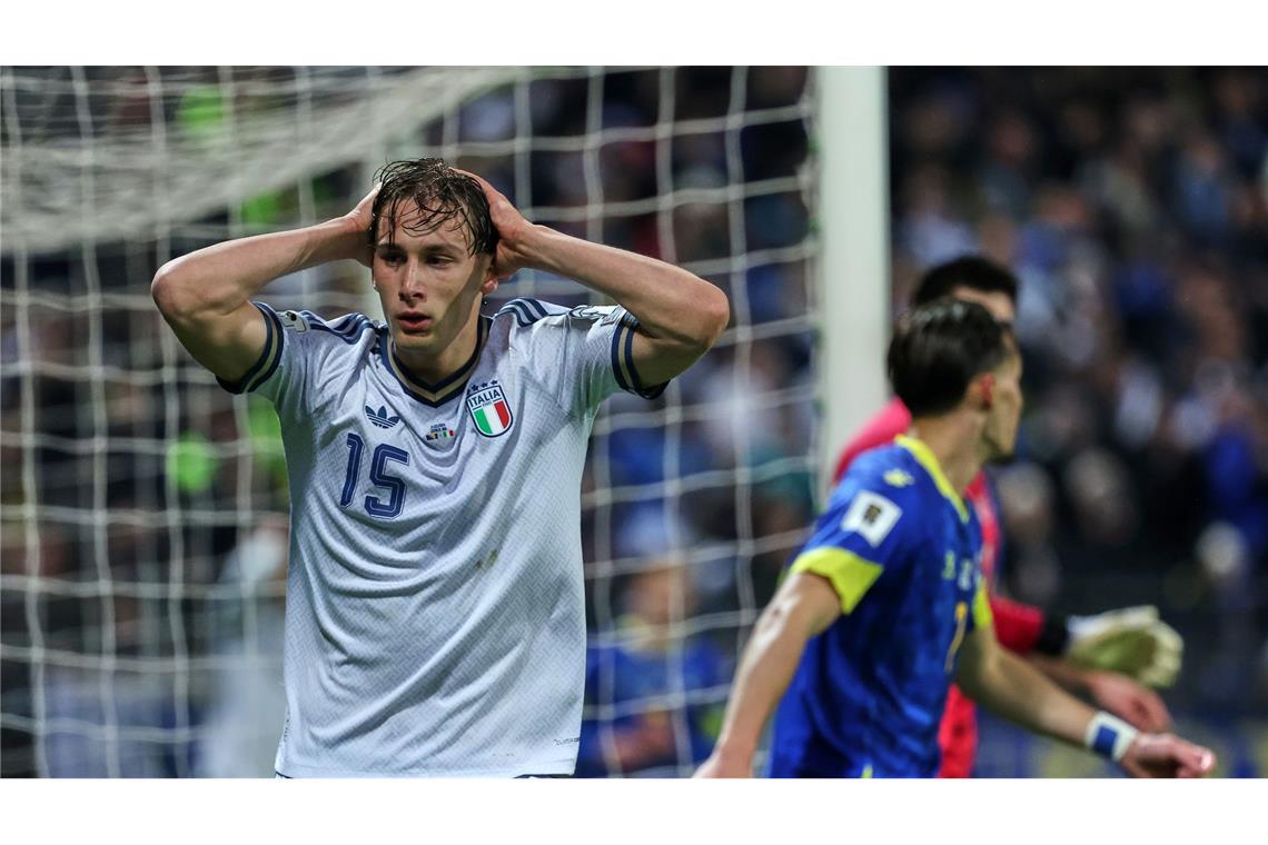 Zum Verzweifeln: Nationalstürmer Pio Esposito fasst sich an den Kopf.