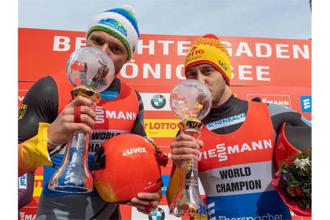 Zum vierten Mal Gesamtweltcupsieger: Toni Eggert (l) und Sascha Benecken. Foto: Peter Kneffel/dpa