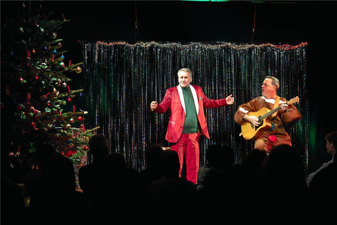 Zum Weihnachtsmarkt in Großhöchberg steuern Thomas Weber und James Geier eine Sh...