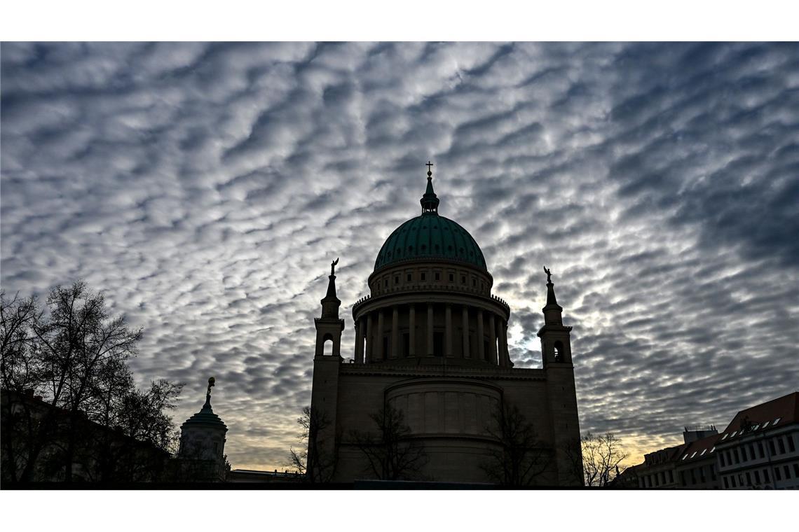 Zum Wochenbeginn wird es im Land verbreitet wärmer.