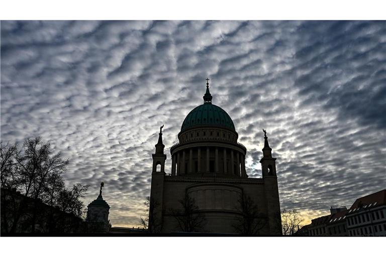 Zum Wochenbeginn wird es im Land verbreitet wärmer.