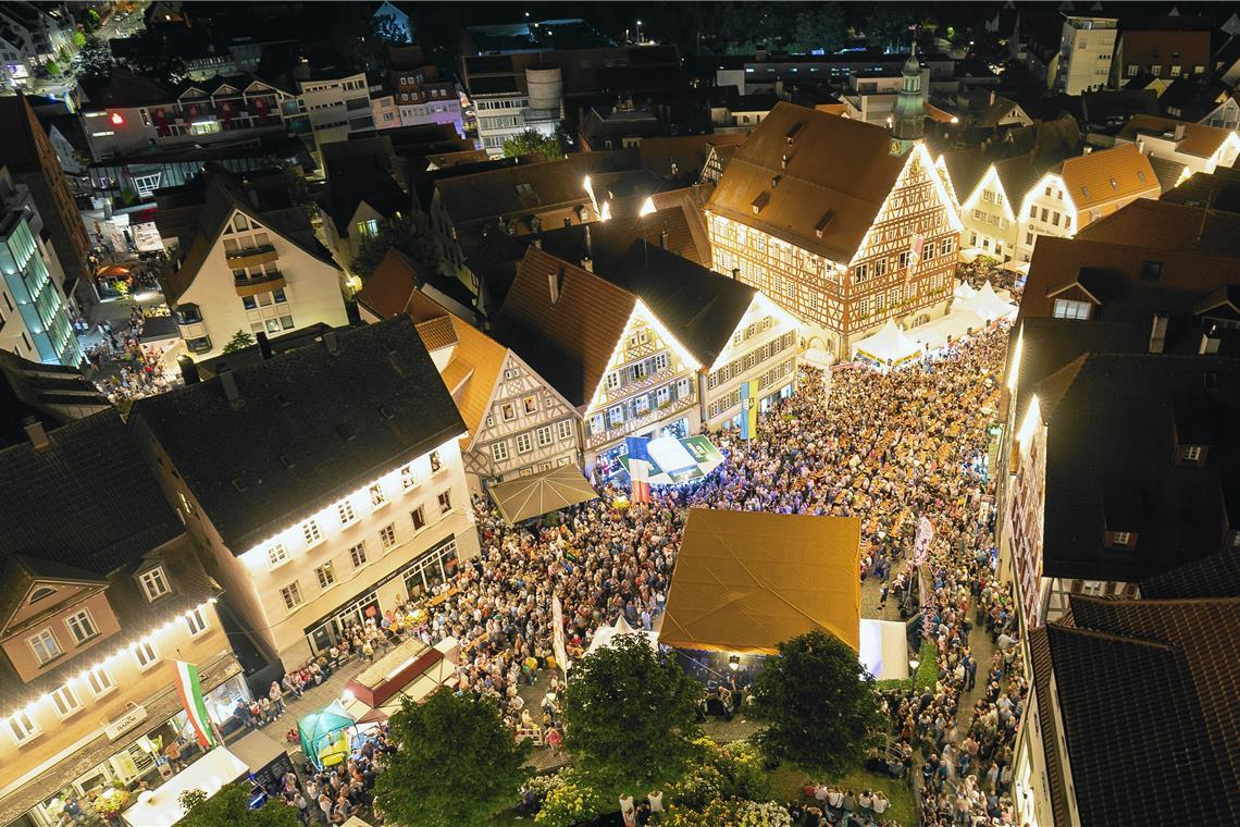 Zum Zapfenstreich ist der Marktplatz voll.