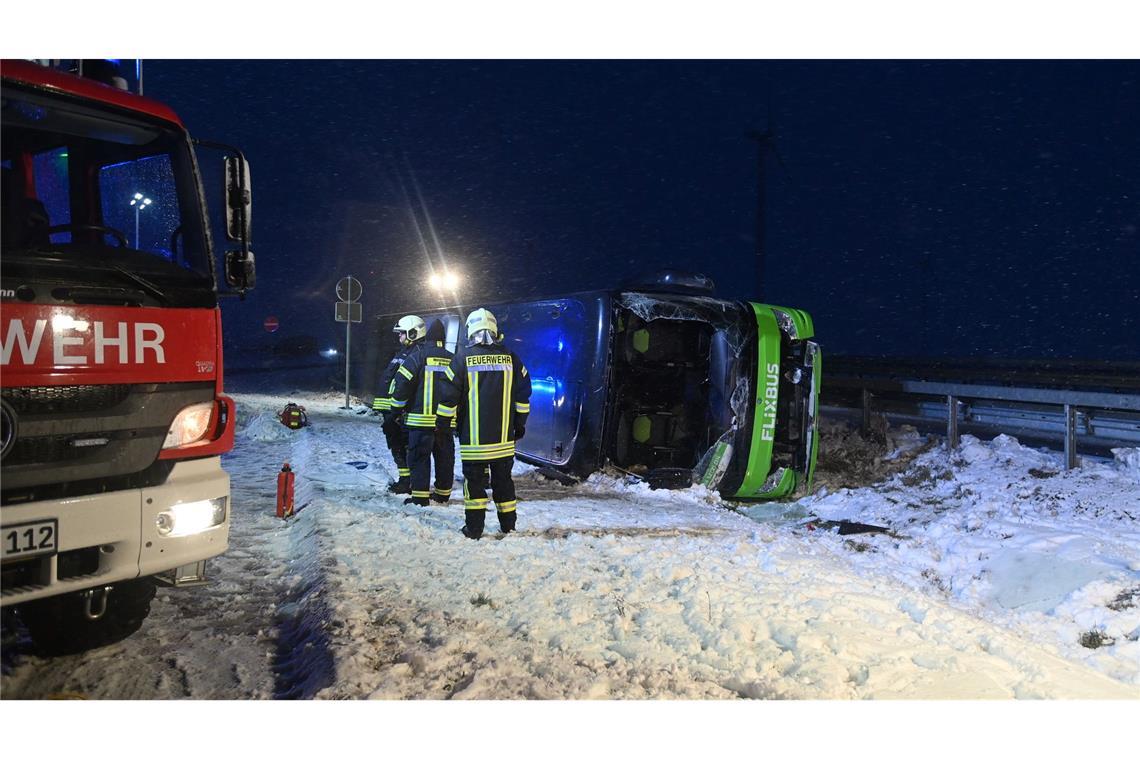 Zwei Tote, mehrere Verletzte - schwerer Busunfall auf A11 Zum Zeitpunkt des Unfalls herrschten winterliche Straßenverhältnisse.