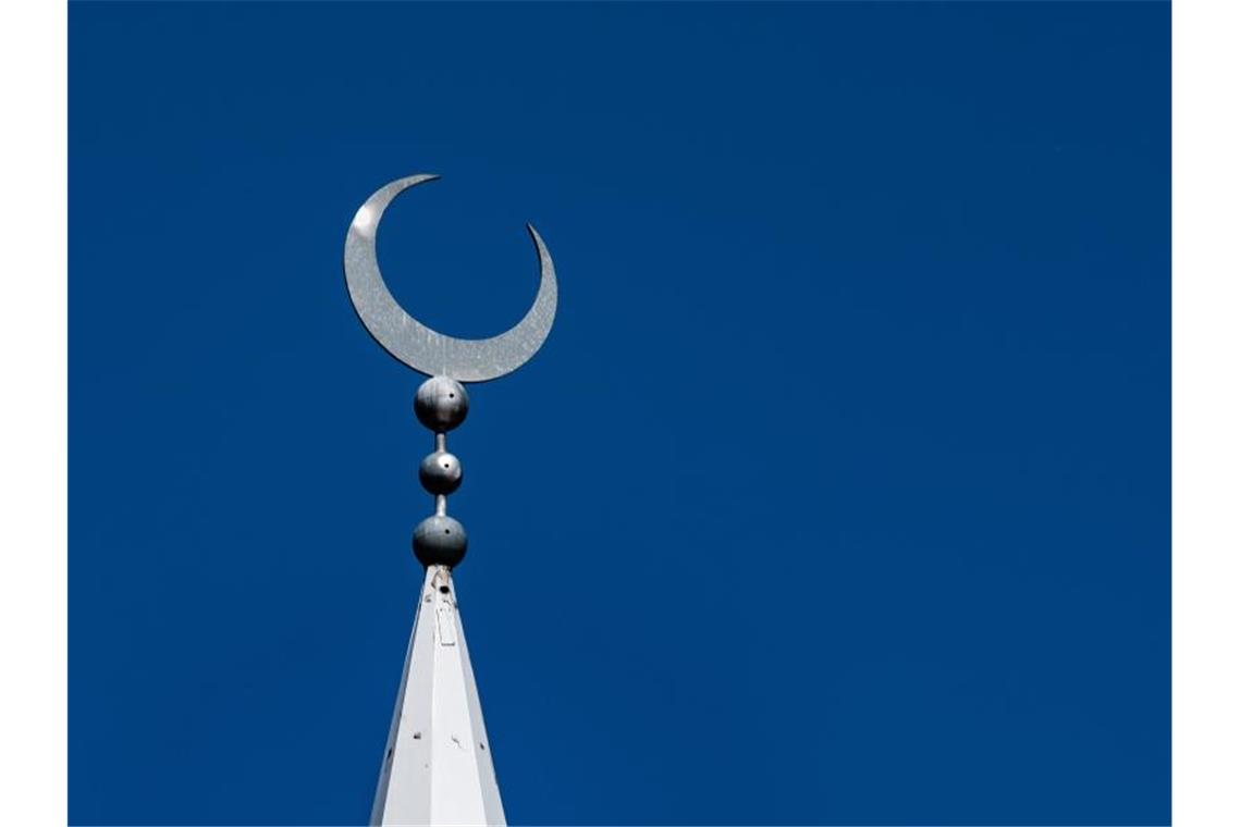 Kein generelles Verbot von Freitagsgebeten im Ramadan Zumindest angesichts der derzeitigen Gefahrensituation sei „nicht erkennbar, dass eine einzelfallbezogene positive Einschätzung in keinem Fall erfolgen kann“, entschied das Bundesverfassungsgericht. Die Entscheidung gilt nicht nur für Moscheen, sondern auch für Kirchen und Synagogen. Foto: Swen Pförtner/dpa