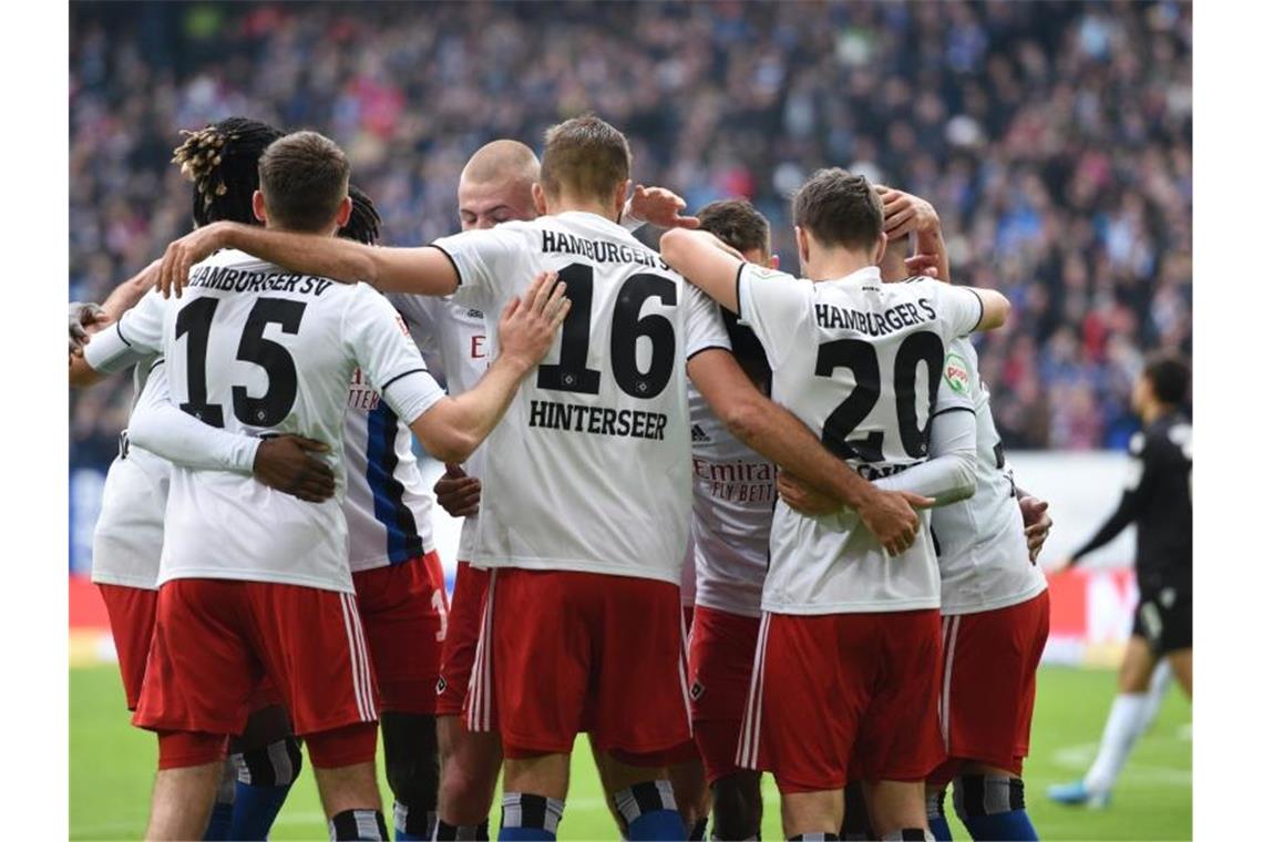 Zumindest bis Sonntag eroberte der HSV durch den Sieg gegen den KSC die Tabellenführung. Foto: Daniel Bockwoldt/dpa