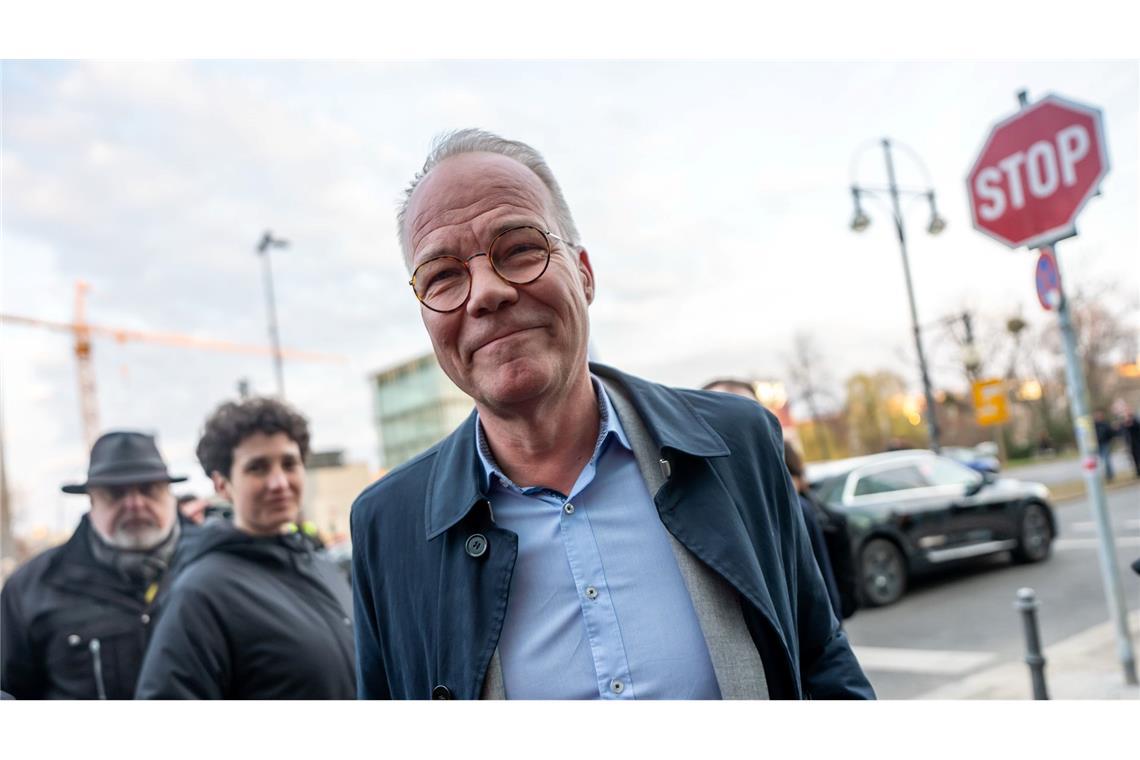 Zumindest die Stimmung scheint gut. SPD-Generalsekretär Matthias Miersch auf dem Weg zur ersten Runde der Koalitionsverhandlungen. (Archivfoto)