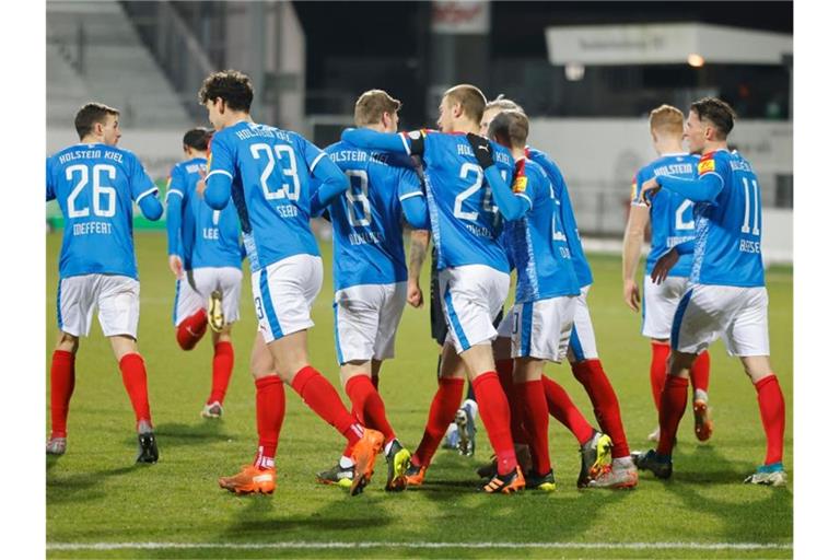 Zumindest über Nacht springt Holstein Kiel nach dem Sieg über Würzburg auf die Aufstiegsplätze der 2. Liga. Foto: Frank Molter/dpa