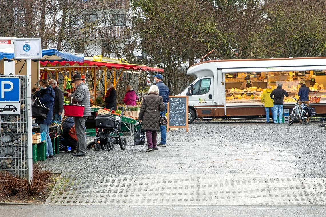 Weissacher Markt ist umgezogen Zunächst einmal für sechs Monate ist der Wochenmarkt auf das Gelände des ehemaligen HL-Markts verlegt worden. Foto: A. Becher