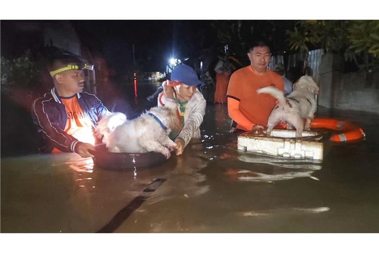 Zunächst hatte der Super-Taifun "Ragasa" auf den Philippinen gewütet, nun ist "Bualoi" auf Land getroffen.