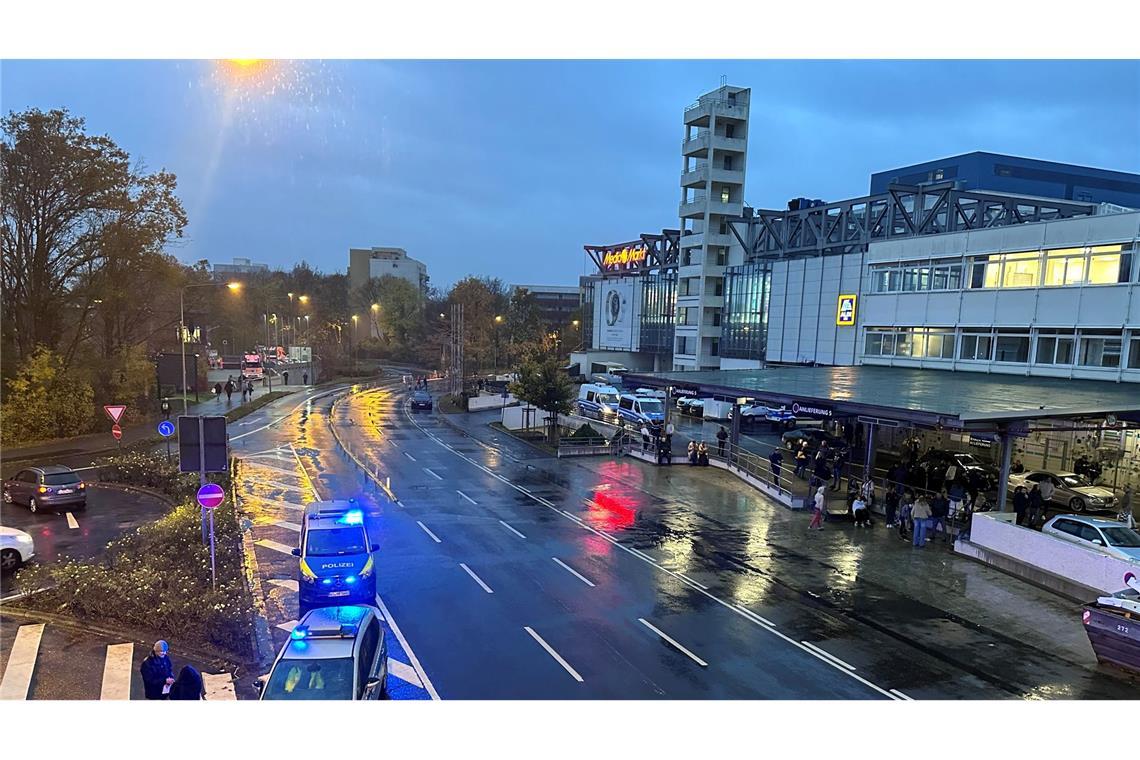Polizei gibt Entwarnung nach Knall in Einkaufszentrum Zunächst konnte die Polizei nicht klären, ob es sich um Böllerlärm oder ein Schussgeräusch gehandelt hatte.
