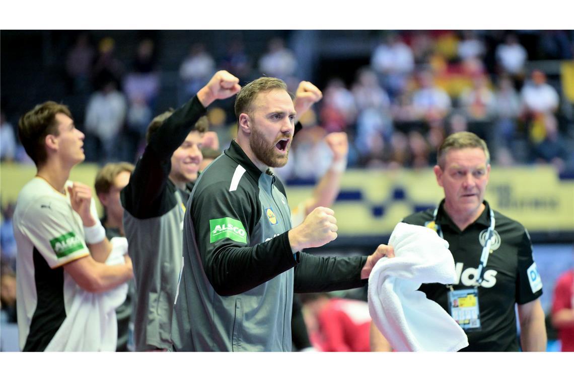 Zunächst nur Zuschauer: Torhüter Andreas Wolff unterstützt von der Seitenlinie.