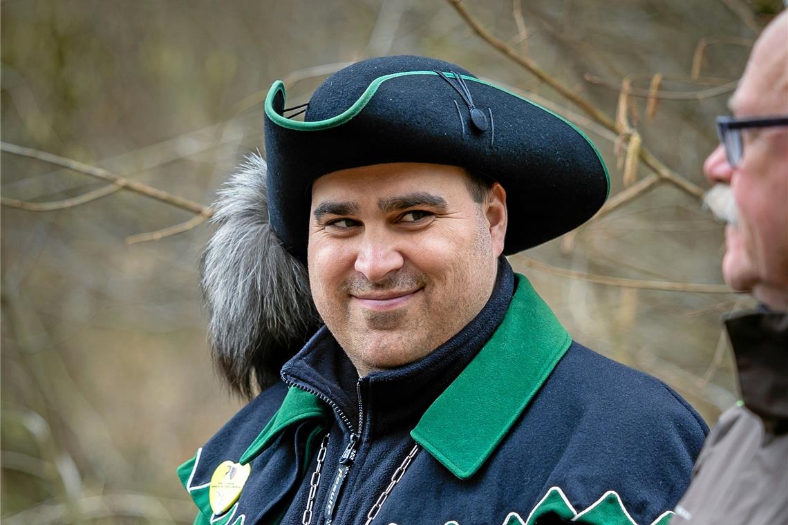 Nachtkrabb und Wasserfratz auf der Spur Zunftmeister Matthias Schlichenmaier und Naturparkführer Manfred Krautter (rechts).