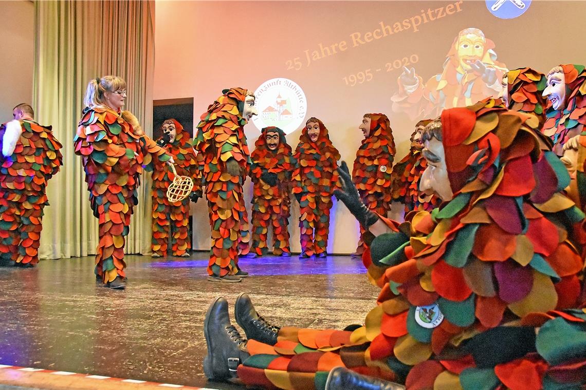 Zunftmeisterin Conny Bauer (mit Teppichklopfer) beim Häsabstauben der Rechaspitzer der Narrenzunft Althütte gestern in der Festhalle Althütte. Foto: T. Sellmaier