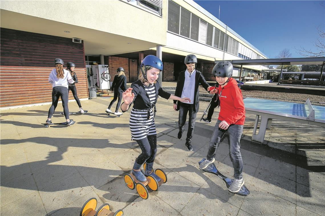 Sportlich unterwegs in Pause, Unterricht und danach Zur aktiven Pause gehört an der Conrad-Weiser-Schule, dass die Schüler mit Waveboards, Stelzen oder Springseilen spielen können. Foto: A. Becher