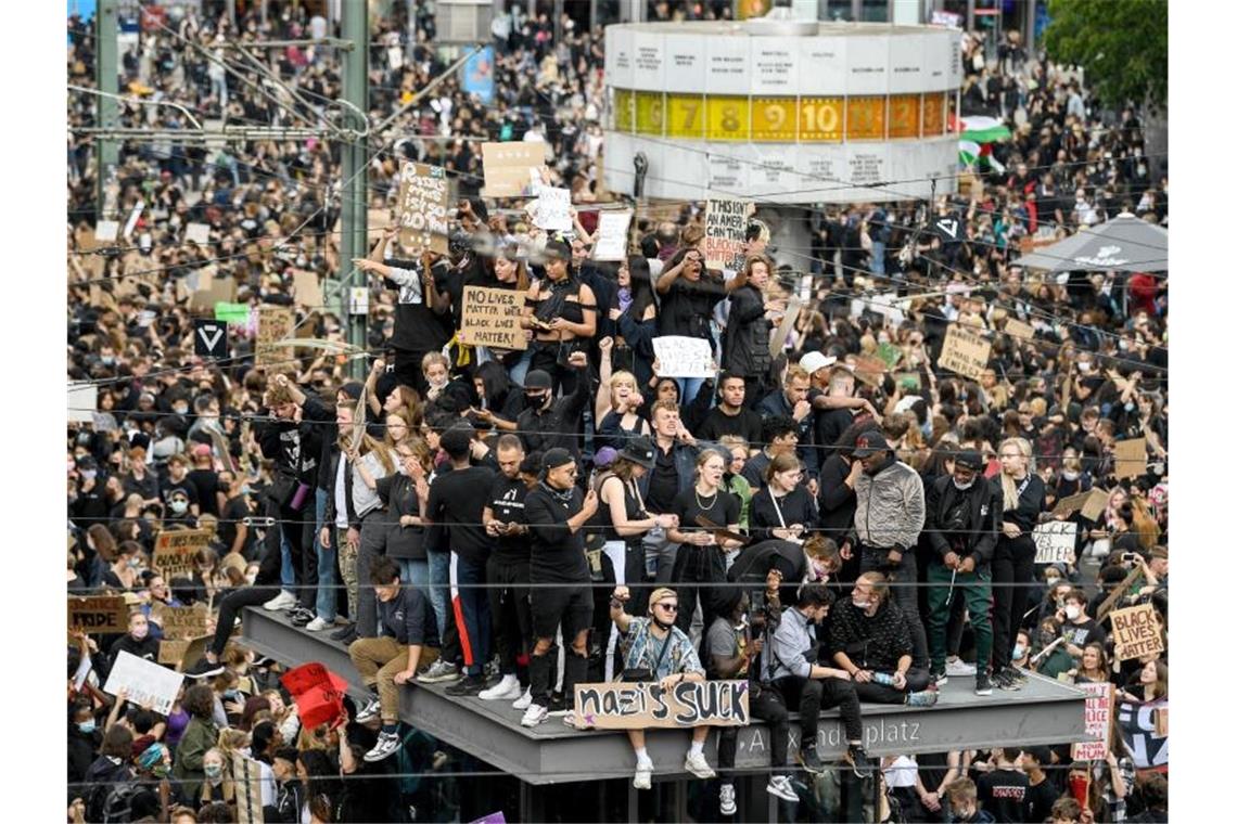 Zur „Black Lives Matter“-Demonstration auf dem Berliner Alexanderplatz am Samstag kamen Tausende Teilnehmer. Foto: Britta Pedersen/dpa-Zentralbild/dpa