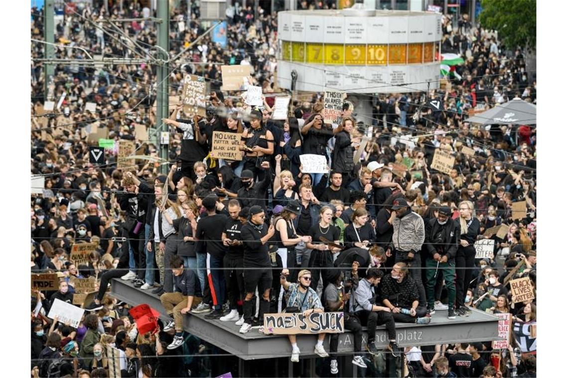 Esken: Latenter Rassismus in Polizei Zur „Black Lives Matter“-Demonstration auf dem Berliner Alexanderplatz am Samstag kamen Tausende Teilnehmer. Foto: Britta Pedersen/dpa-Zentralbild/dpa