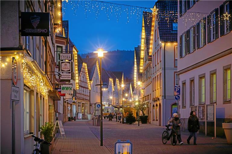 Zur blauen Stunde kommt die Weihnachtsbeleuchtung in Murrhardt besonders gut zur Geltung. Archivfoto: Stefan Bossow