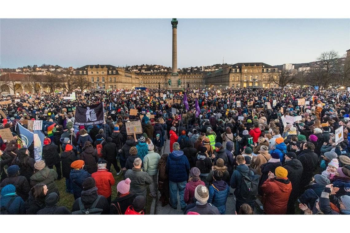 Die Demo auf dem Schlossplatz im Video Zur Demonstration aufgerufen hatte ein Bündnis aus mehr als zwanzig Organisationen und Verbänden.