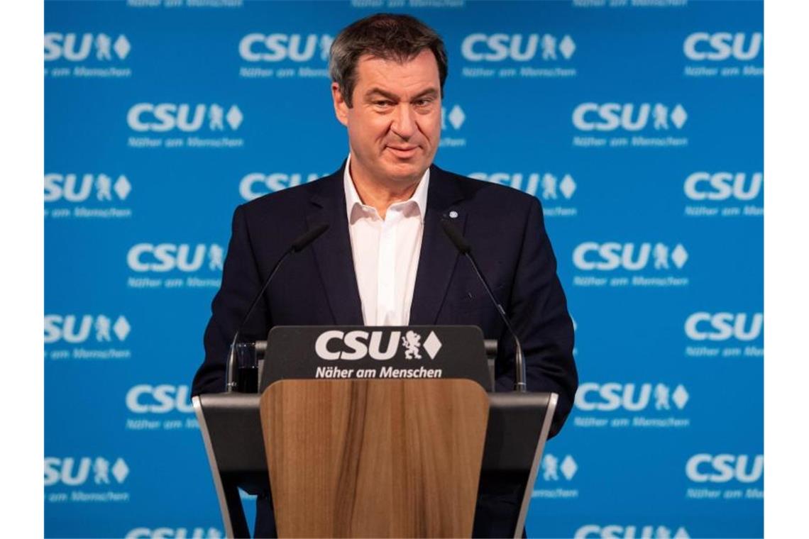 Söders Corona-Strategie - Erst Primus, jetzt Sorgenkind? Zur Eindämmung der Corona-Zahlen kündigt Bayerns Ministerpräsident Markus Söder eine Maskenpflicht auf öffentlichen Plätzen an. Foto: Sven Hoppe/dpa