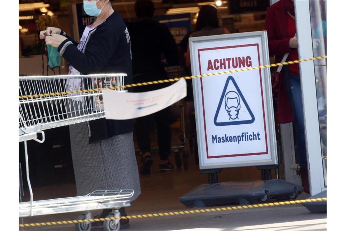 Jeder Dritte will Maskenpflicht lockern oder abschaffen Zur Eindämmung des Coronavirus gilt seit Wochen eine Pflicht zum Tragen einer Mund-Nasen-Schutzmaske im öffentlichen Nahverkehr und beim Einkaufen. Foto: Wolfgang Kumm/dpa