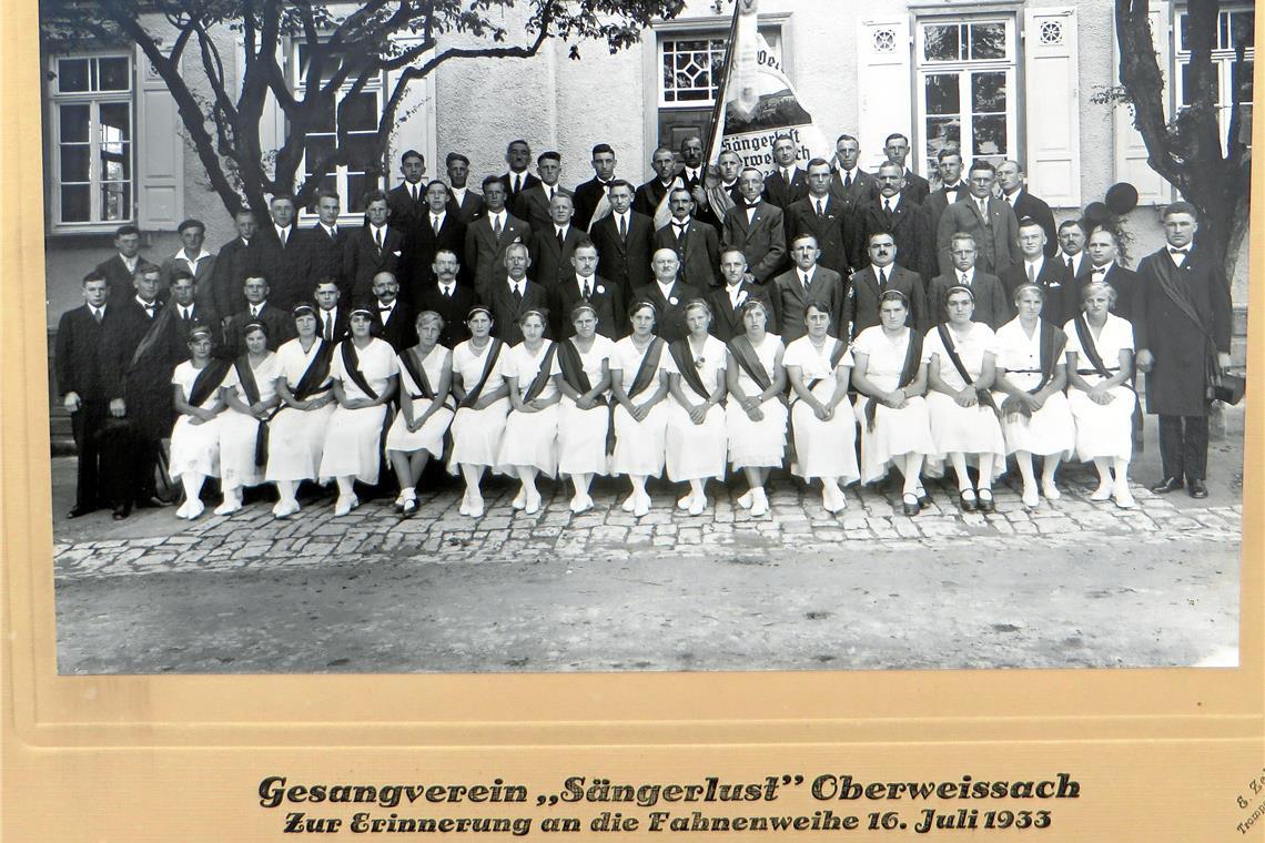 Seit 100 Jahren in Weissach im Tal Freude am Singen Zur Erinnerung an die Fahnenweihe am 16. Juli 1933 wurde dieses Bild aufgenommen. Es ist eines der ältesten Fotos des Chors. Die Anwesenheit der Damen täuscht: Die Sängerlust Oberweissach war damals noch ein reiner Männergesangsverein. Foto: Sängerlust Oberweissach