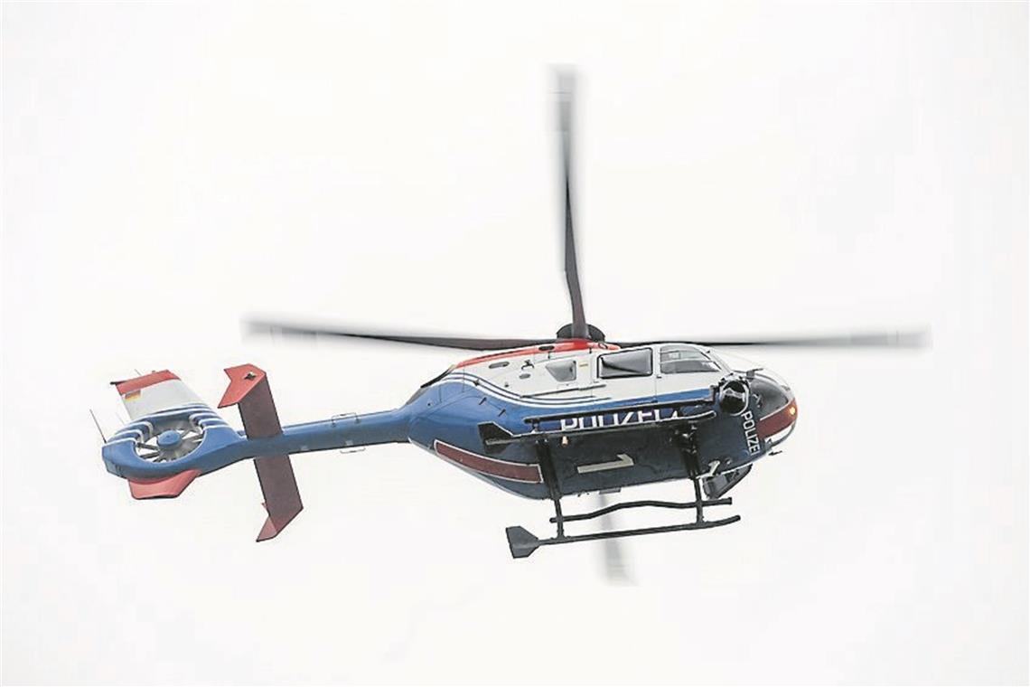 Zur Fahndung setzt die Polizei unter anderem auch einen Hubschrauber ein. Symbolfoto: Adobe Stock