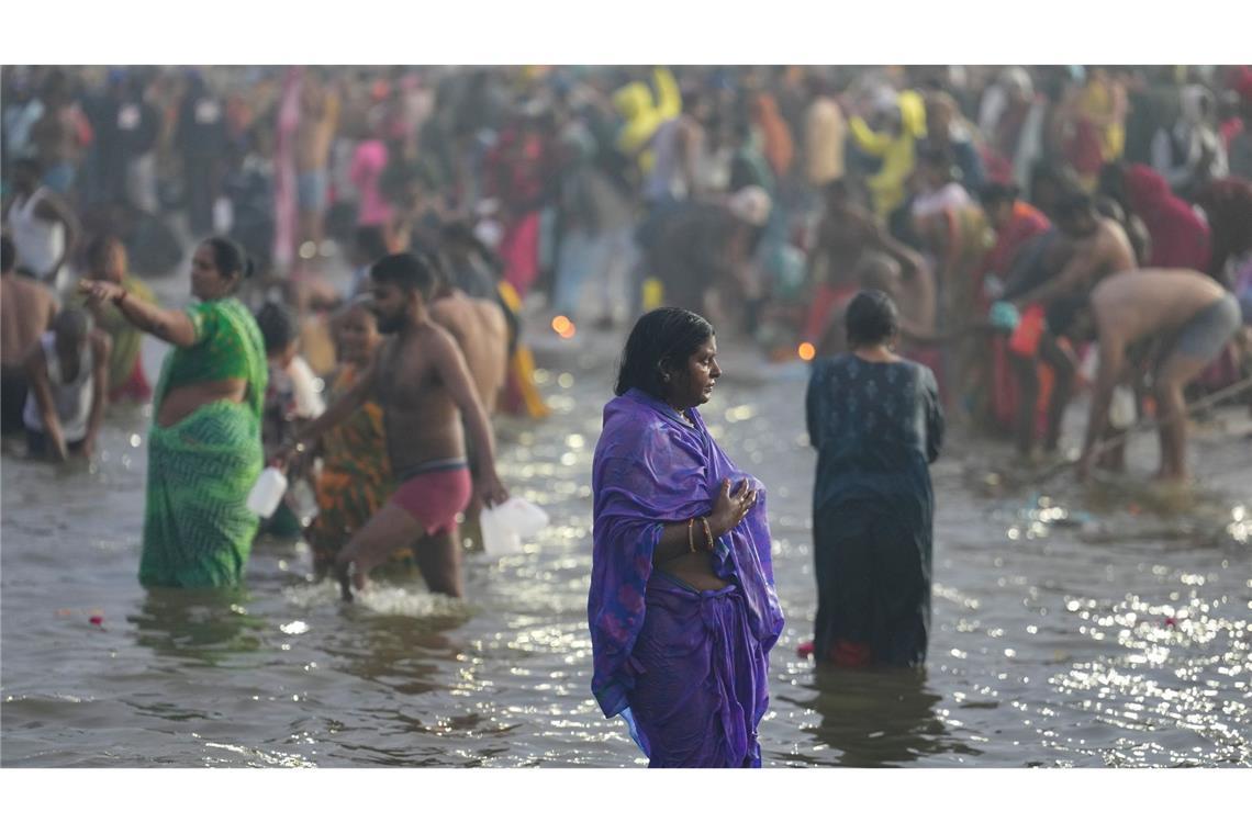 Zur Feier des Makar-Sankranti-Festes in Indien pilgern Hunderttausende hinduistische Gläubige an die Stelle, an der Ganges und Yamuna zusammenfließen, um ein rituelles Bad zu nehmen.