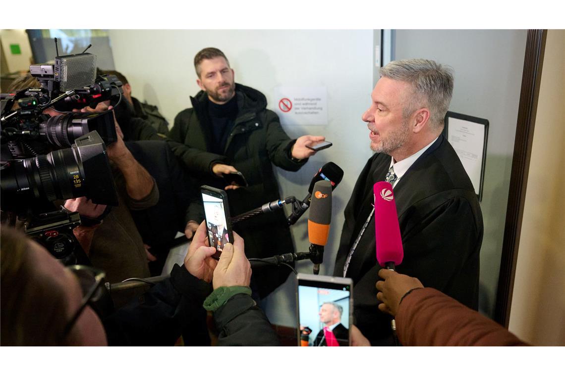 Zur Frage nach einem Rechtsgespräch äußerte sich der Verteidiger zunächst nicht