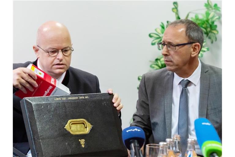 Zur Gegenwehr entschlossen: Der AfD-Landesvorsitzende Jörg Urban (r.) und Anwalt Michael Elicker bei der Pressekonferenz der AfD Sachsen. Foto: Matthias Rietschel