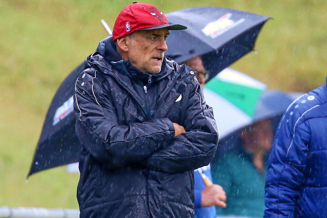 Bei den Fußball-Bezirksligisten aus dem Murrtal herrscht das große Zittern Zur Halbzeit bangt SVU-Trainer Norbert Gundelsweiler um den Klassenverbleib. Wie in Kleinaspach und Steinbach sind allerdings auch die Fußballer aus dem Täle zuversichtlich. am Saisonende den Nichtabstieg bejubeln zu können. Foto: Alexander Becher