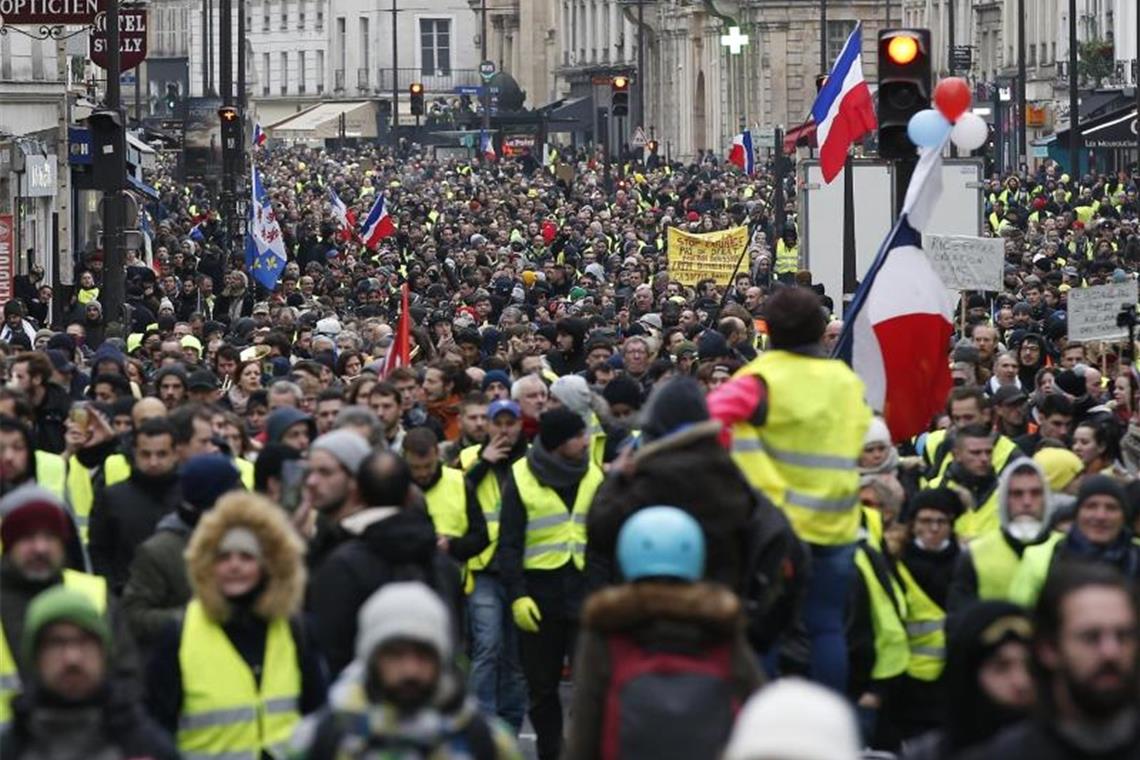 Was von der Wut übrig ist - Ein Jahr „Gelbwesten“-Proteste Zur Hochzeit der „Gelbwesten“-Demonstrationen waren Hunderttausende auf den Straßen. Foto: Thibault Camus/AP/dpa