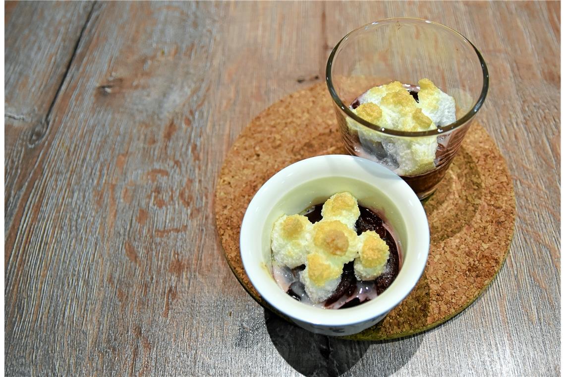 Bunte und schmackhafte Winterküche Zur Nachspeise gab es Schneegestöber: Zwetschgen mit Baiser und Rum.