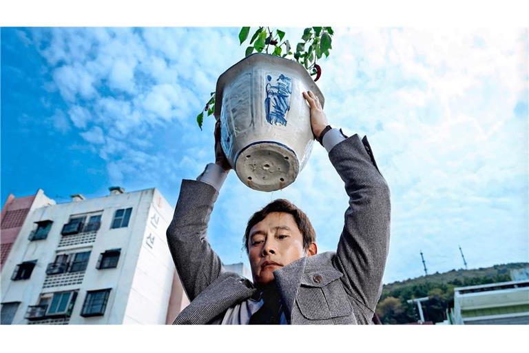 Zur Not geht’s auch mit dem Blumenkübel: Man-soo (Lee Byung-hun) in „No Other Choice“
