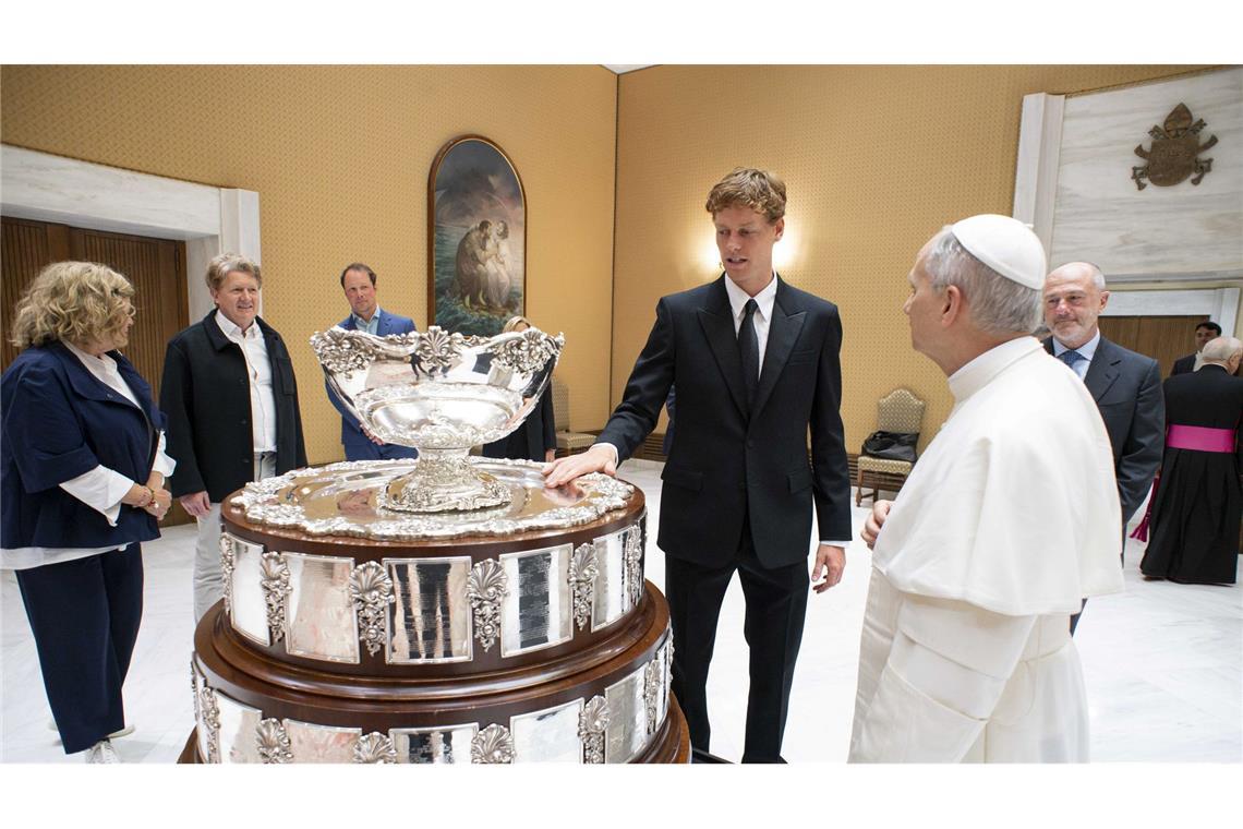Papst Leo empfängt Tennisstar Sinner - "Wollen Sie spielen?" Zur Privataudienz bei Papst Leo XIV. brachte Tennisstar Stinner den Pokal für den Davis-Cup-Sieg mit.