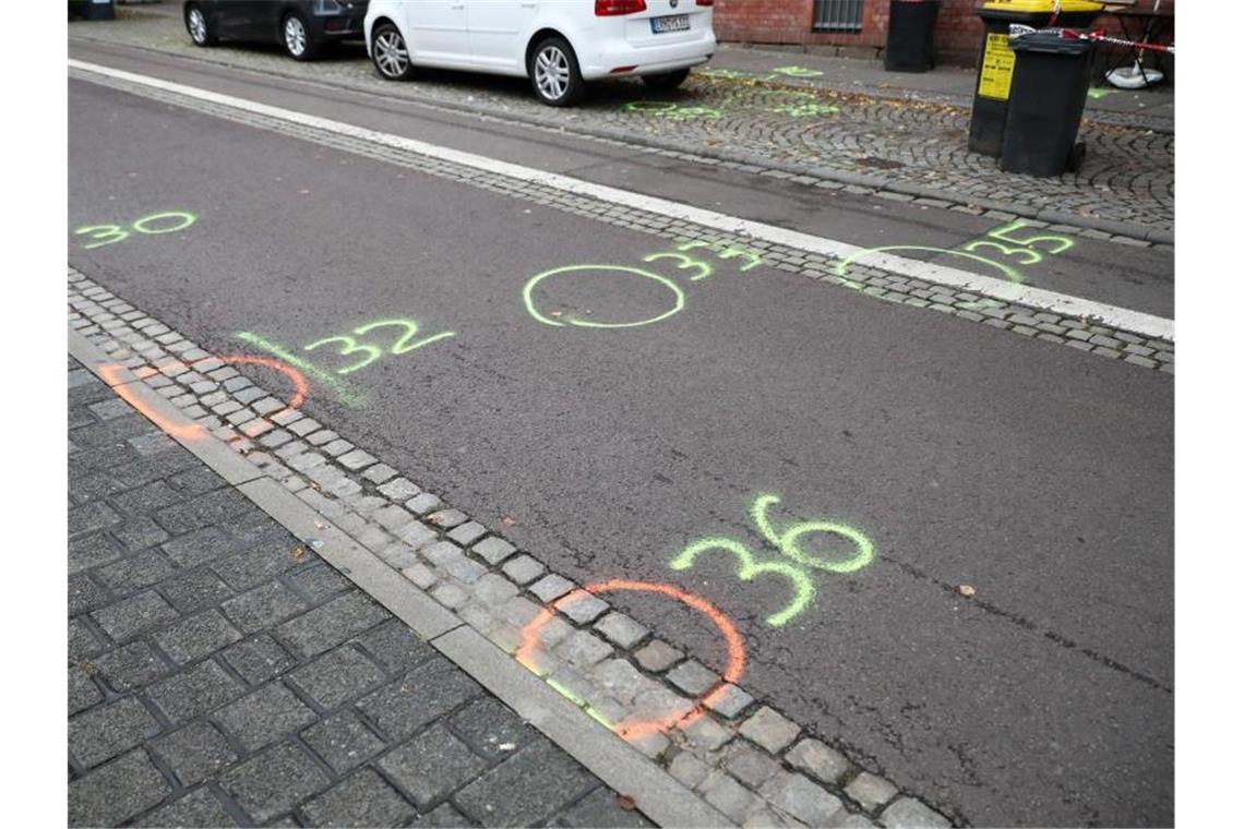 Zur Sicherung des Tatorts brachte die Polizei Markierungen auf der Straße an. Foto: Jan Woitas/dpa-Zentralbild/dpa