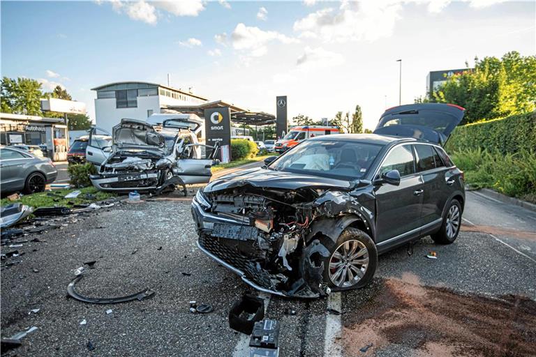 Zur Unfallaufnahme musste die Straße mehrere Stunden gesperrt werden. Foto: 7aktuell.de/Simon Adomat