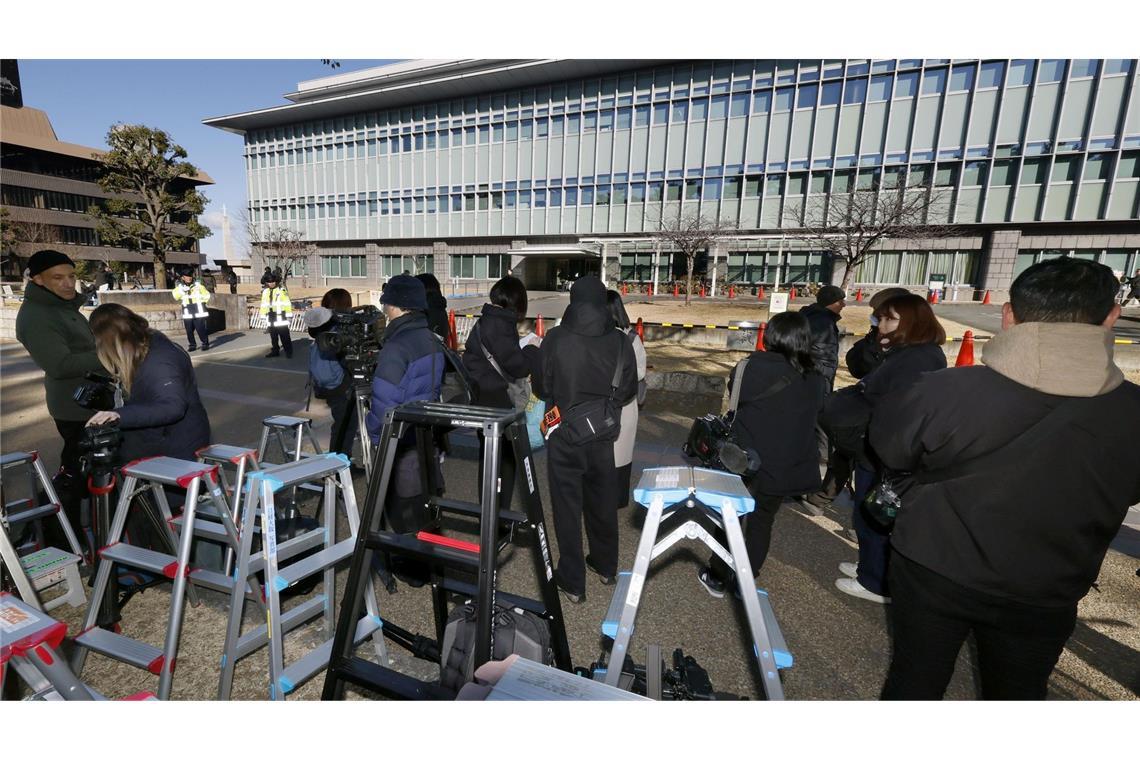 Zur Urteilsverkündung hatten sich Hunderte Menschen angestellt, um einen der 31 öffentlichen Plätze im Gerichtssaal zu ergattern.