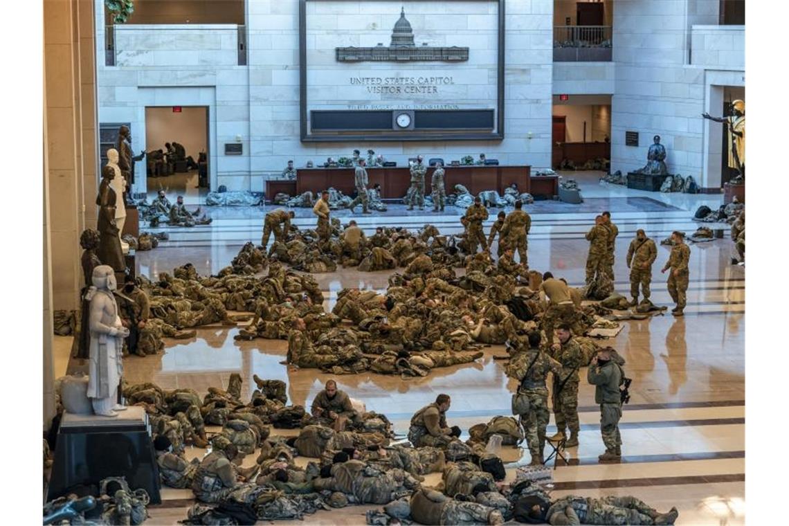 Zweites Amtsenthebungsverfahren gegen Trump eröffnet Zur Verstärkung der Sicherheit des Kapitols werden auch Soldaten der Nationalgarde eingesetzt. Foto: J. Scott Applewhite/AP/dpa