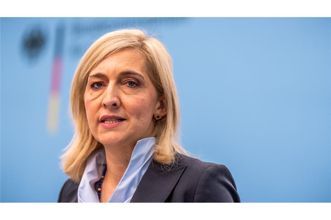 "Zur Wahrheit gehört aber auch, dass die niedrigschwellige Möglichkeit der telefonischen Krankschreibung missbräuchlich ausgenutzt werden kann", sagte Warken. (Archivbild)