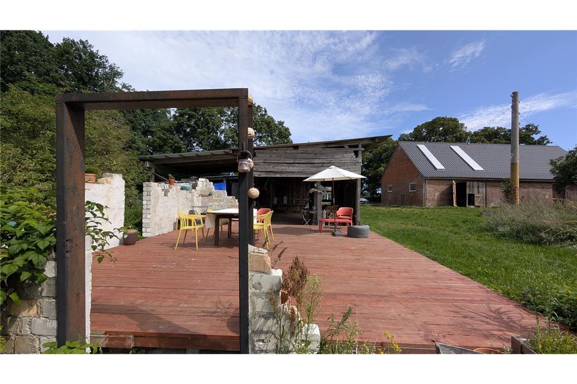 Sieben Freunde, ein Hof, ein Traum Zur Westernbar gehört ein Sonnen-Plateau.