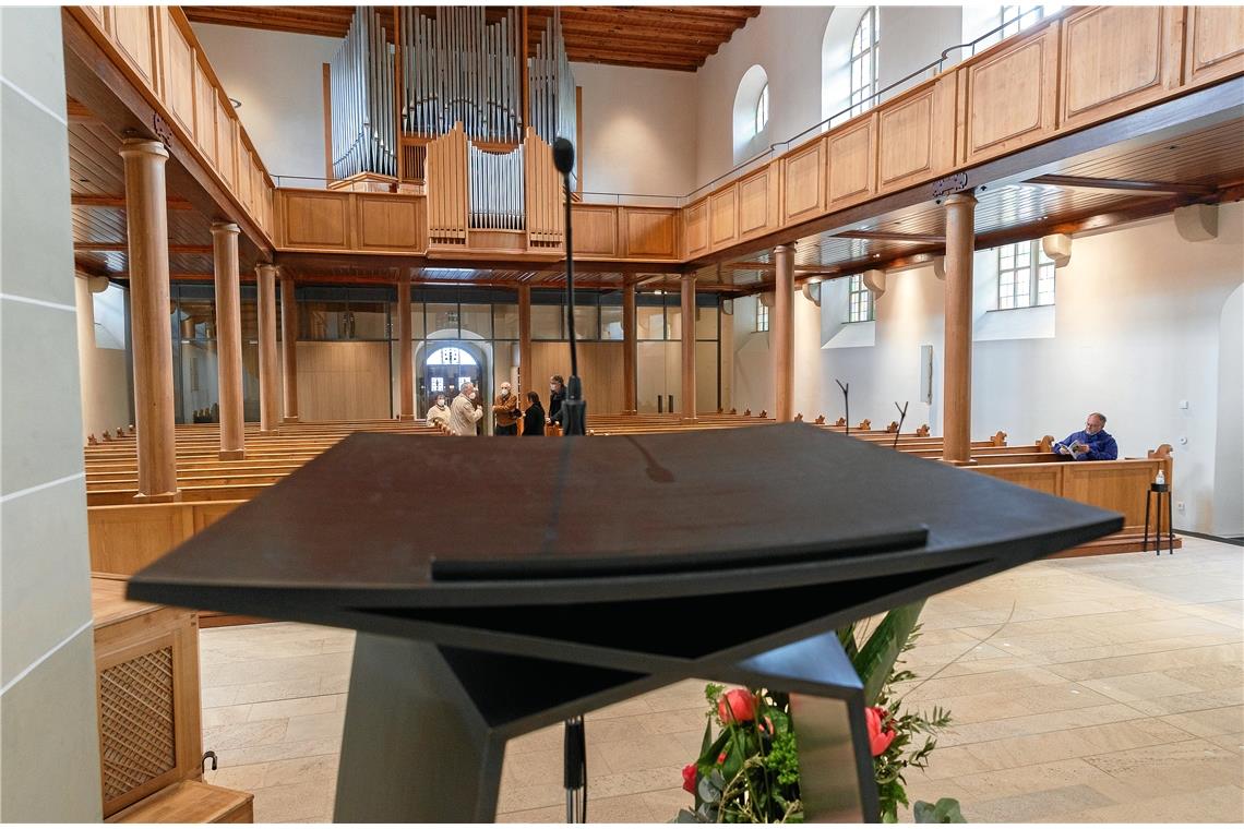 Zur Wiedereinweihung gab es  Führungen durch die renovierte Stiftskirche