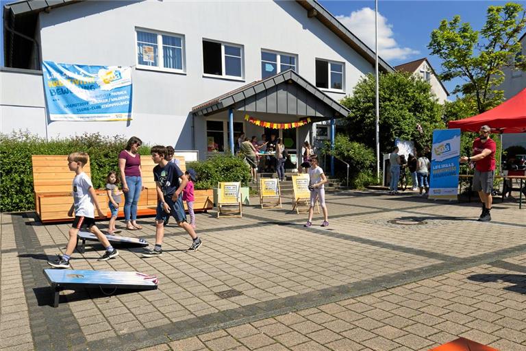 Zur Wiedereröffnung des Kinder- und Jugendtreffs in Maubach war zwischen der Grundschule und der Sporthalle ein buntes Rahmenprogramm mit verschiedenen (Geschicklichkeits-)Spielen geboten. Foto: Alexander Becher